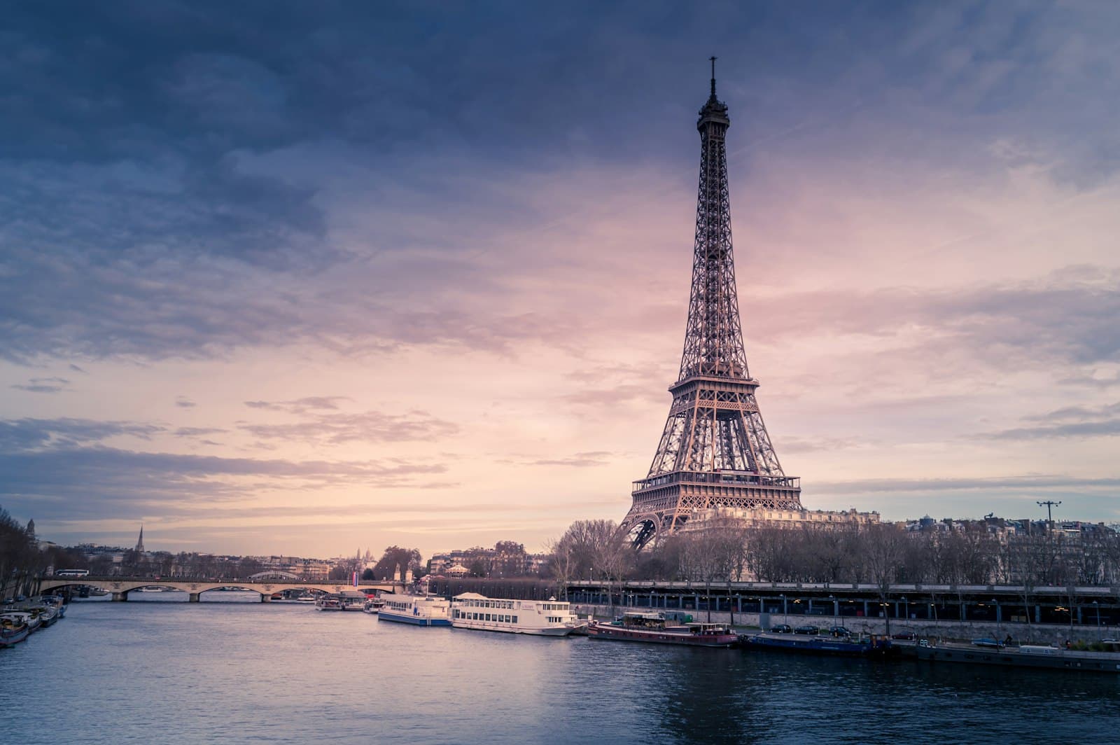 Paris'te Eyfel Kulesi